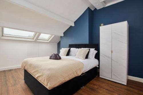 Stylish Large Duplex In Leeds - Sleeps 9 Image 3