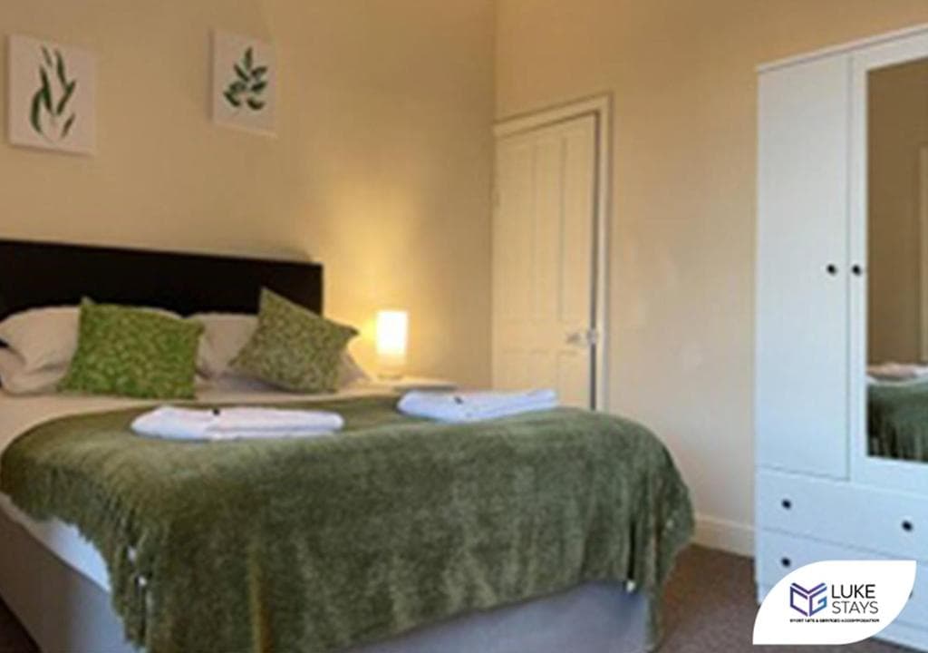 Luke Stays - Ronald Road Image 4