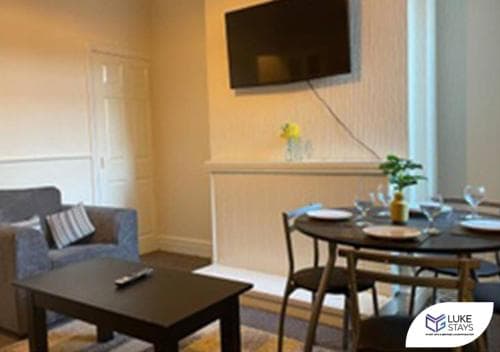 Luke Stays - Ronald Road Image 6