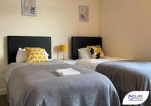 Luke Stays - Ronald Road Image 5