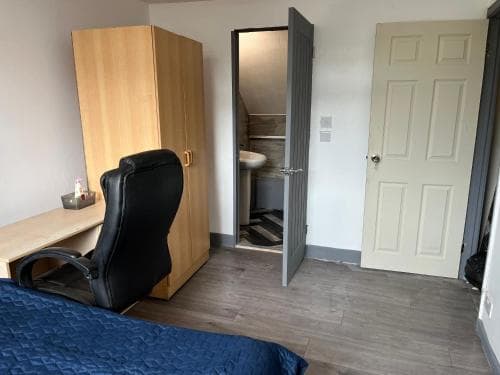 Double En-suite bedroom Image 3