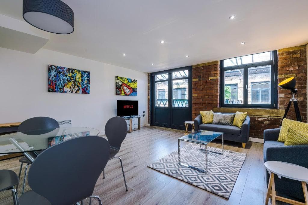 Stylish 2 Bedroom Duplex Apartment Image 1