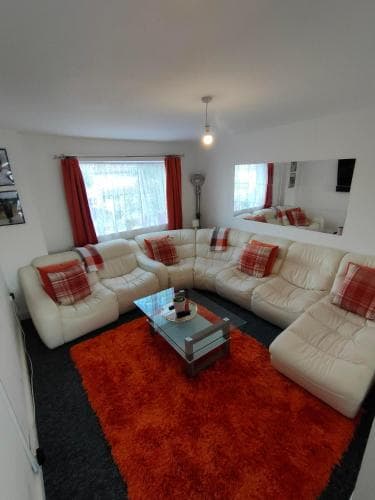 2 bedroom Large and Luxurious Apartment Image 1