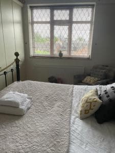 King size bed & en suite rolled top bath private lane Image 1