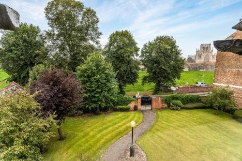 Pass the Keys Modern & Stylish Feversham House with Free Parking Image 3