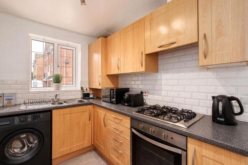 Spacious 3 Bed Home☆Contractor☆Free Parking☆Garden Image 3