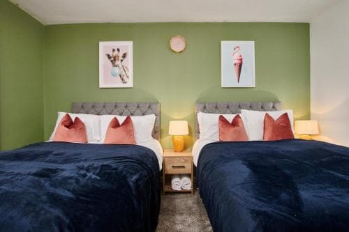 Fantastic 4BR 7-bed LEEDS House sleeps8 wParking Image 3