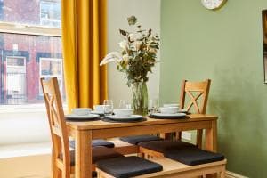 Fantastic 4BR 7-bed LEEDS House sleeps8 wParking Image 2