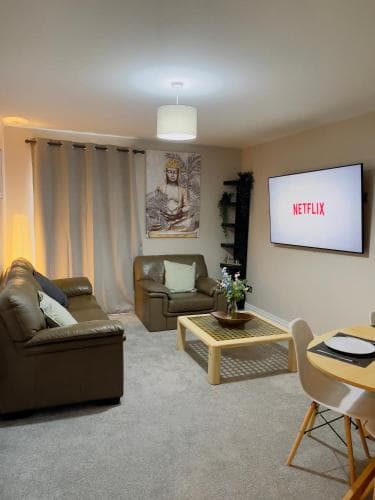 CITY CENTRE *PRIVATE PARKING* Image 3