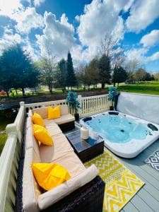 Lakeshore Lodge with Hot Tub Image 2