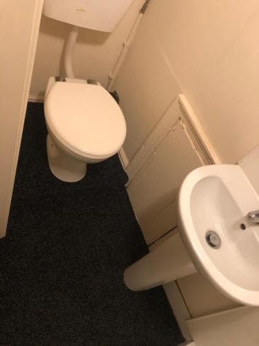 6 Bedroom Villa in Barnsley Centre Image 3