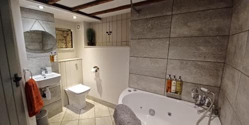 Dragon's Retreat 2 bedroom apartment Image 1