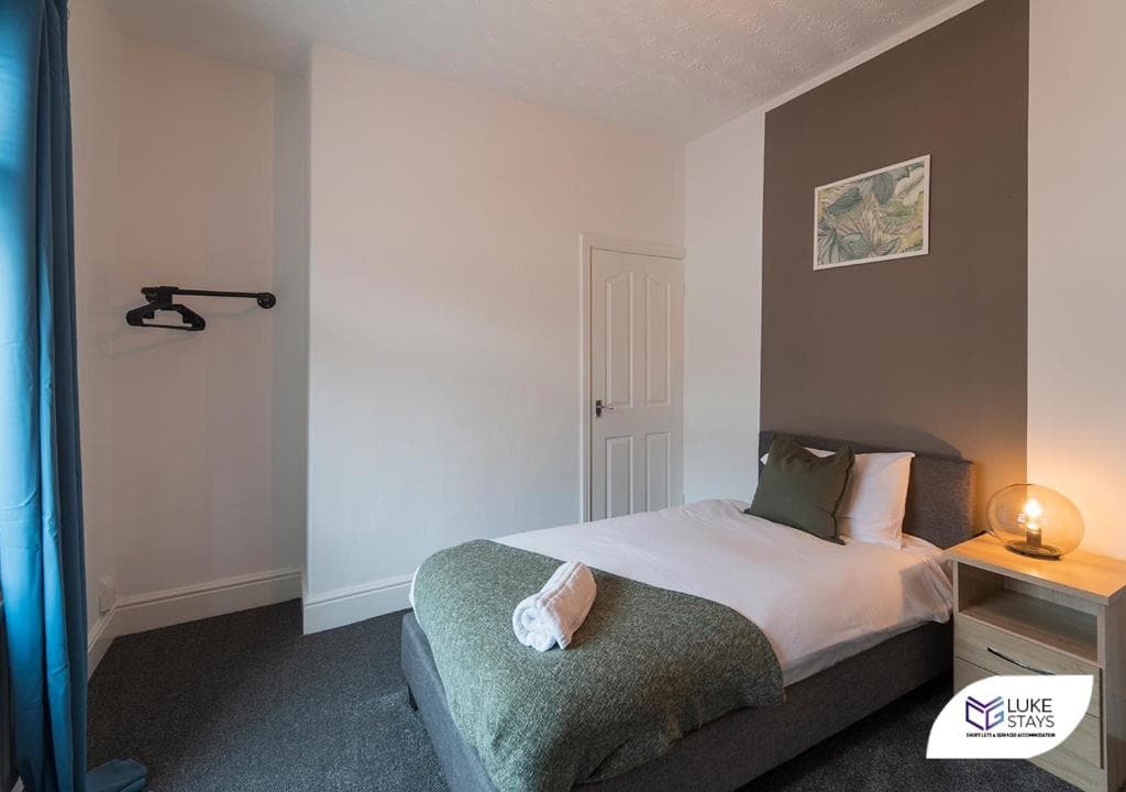 Luke Stays - Castlereagh Road Image 1