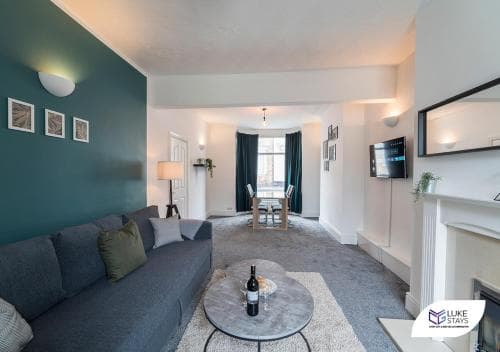 Luke Stays - Castlereagh Road Image 3