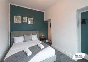 Luke Stays - Castlereagh Road Image 2