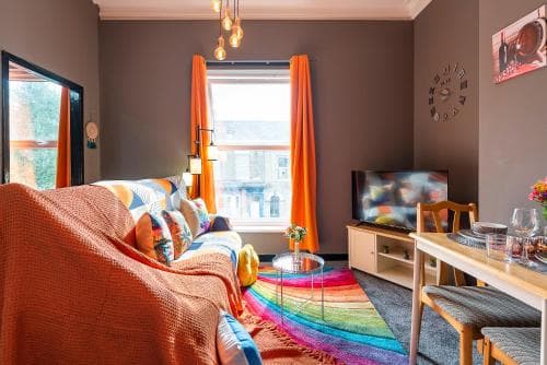 Art-Filled Bohemian 1 Bedroom Apt 2 Beds Colourful Praise Inn Newly Refurbished Image 3