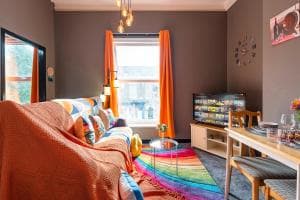 Art-Filled Bohemian 1 Bedroom Apt 2 Beds Colourful Praise Inn Newly Refurbished Image 2