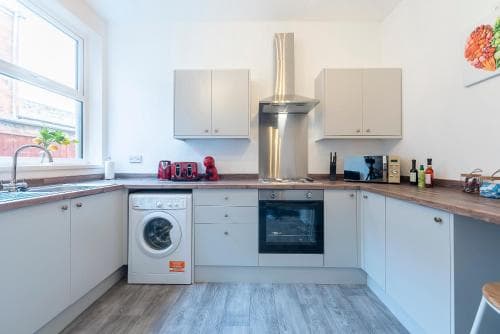 Newly Refurb Striking 1 Bed Apt 3 beds Hull Image 3