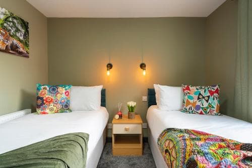 Vibrant Funkily Decorated 2 Bedroom 4 Beds Newly Refurbished Image 3