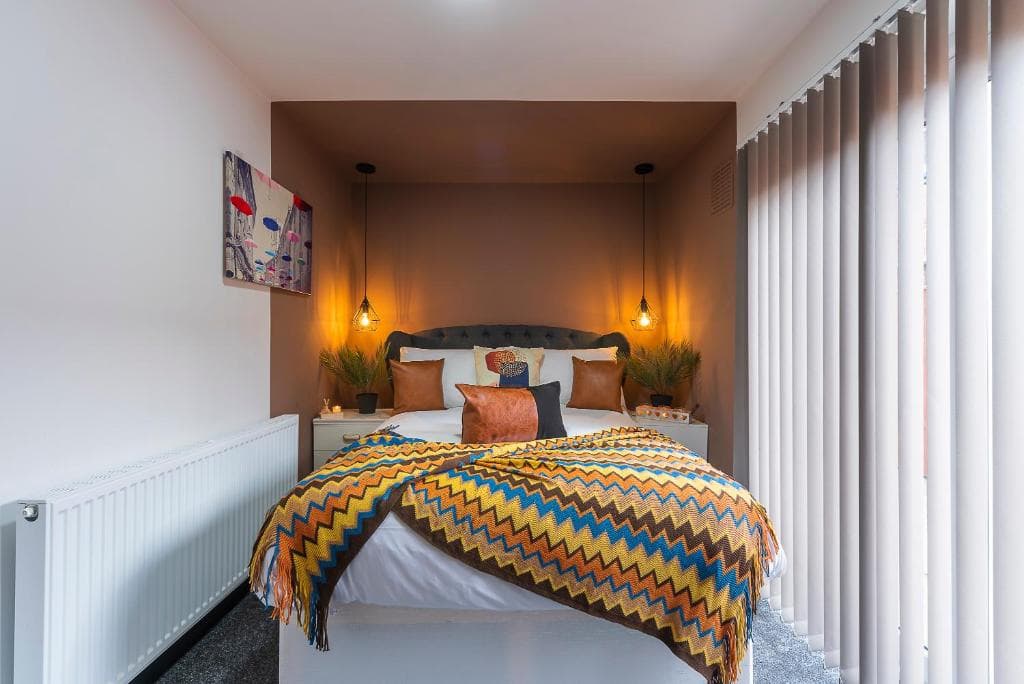 Vibrant Funkily Decorated 2 Bedroom 4 Beds Newly Refurbished Image 1