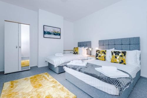 Akroyd House by Lavender Stays Fully Equipped Free WiFi Sleeps Up to Four Guests Image 3