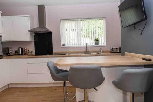 Comfortable 3 Bed House with Parking, WiFi & Patio Image 1