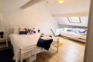 2 bedroom Victorian canal side terrace house. Image 2