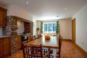 Stunning 4 bedroom farm house Image 2