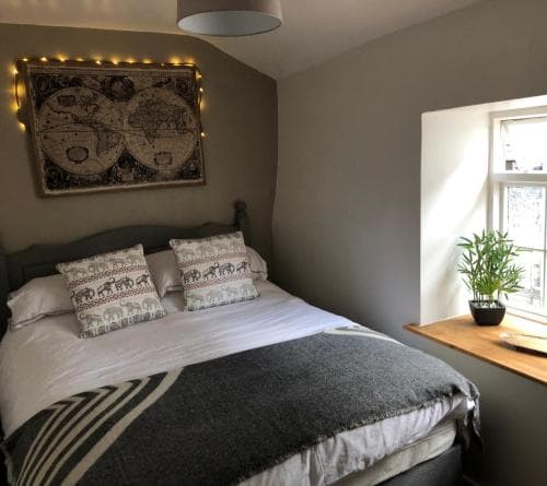 Hedgehog Cottage with garden in Bronte village! Image 3