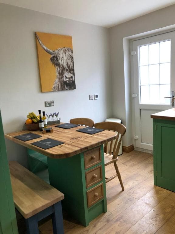 Hedgehog Cottage with garden in Bronte village! Image 1