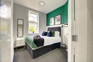 Stunning Sheffield House Sleeps 12 Image 2