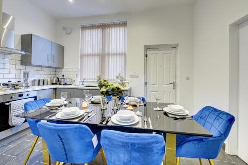 Stunning Sheffield House Sleeps 12 Image 3
