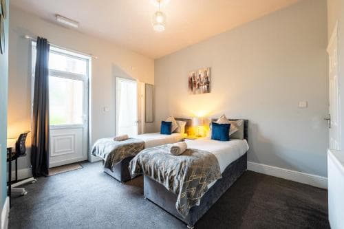 Sheffield Contractors Stays- Sleeps 6, 3 bed 3 bath house. Managed by Chique Properties Ltd Image 3