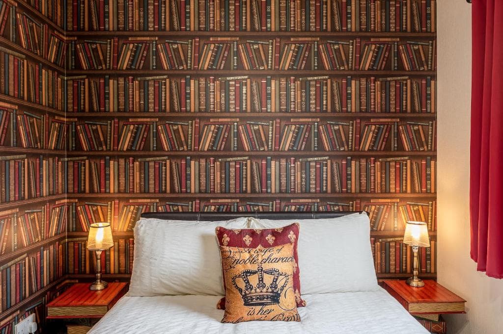 14 Cloisters walk Image 1