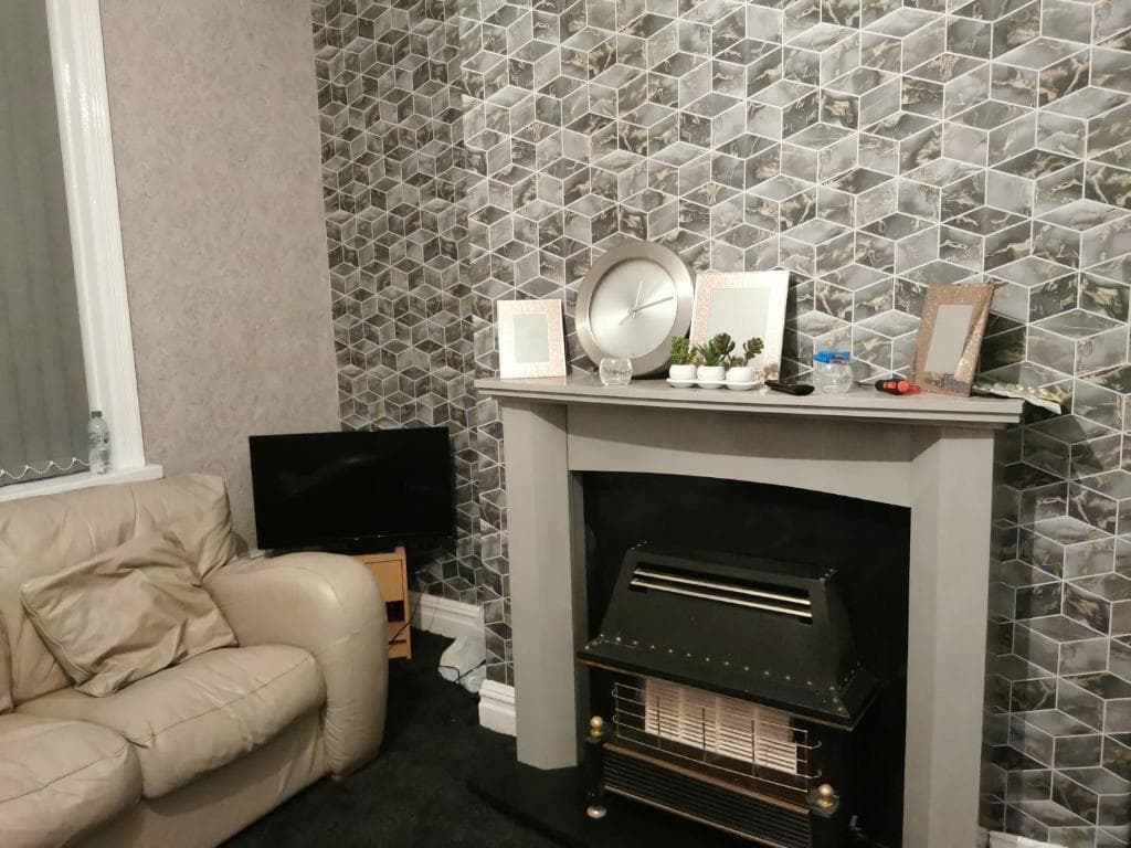 Lovely 3-Bed House in Bradford Image 1