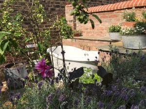 City Centre Luxury Holiday House with Outdoor Bath and Parking Image 2