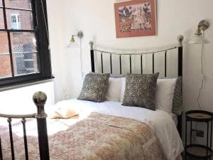 Exquisite 3 Bed Central Historic Townhouse Inside City Walls Image 2