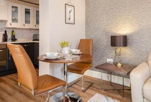 8 Blue Bridge- Elegant and Luxurious 1 Bedroom Apt- Free Parking Image 2