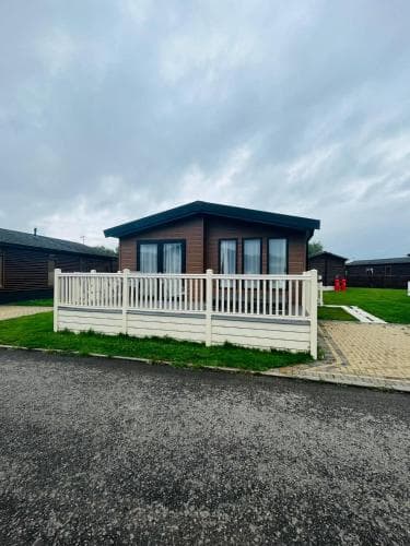 Eastgate Lodge with Hot Tub Image 3