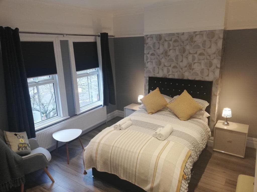 Cosy contemporary 2 bed home central location near racecourse fast WiFi Image 2