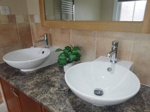 Cosy contemporary 2 bed home central location near racecourse fast WiFi Image 1