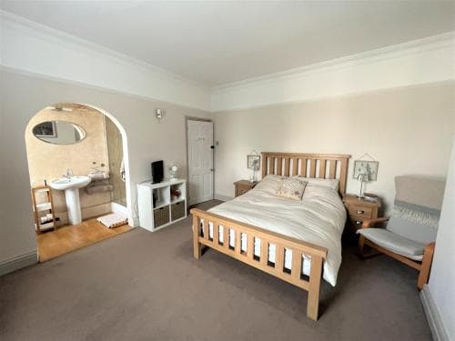 Cosy & Spacious 2 Bedroom, 2 Bathroom Entire House Image 3