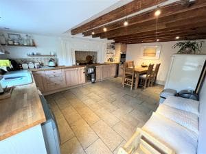 Cosy & Spacious 2 Bedroom, 2 Bathroom Entire House Image 2