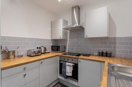 Contemporary 1 Bedroom Apartment Leeds Image 3