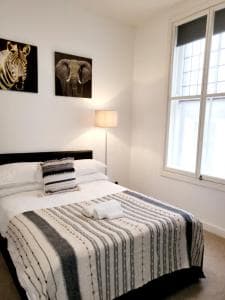 Central 2bed Apartment w/parking Image 2