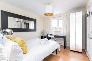 Pass the Keys Spacious Townhouse with 900Mbps Internet Parking Image 2