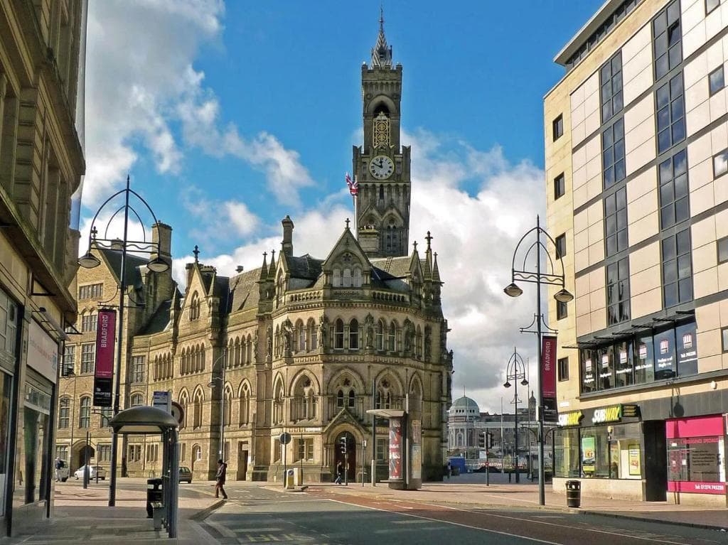 Captivating 2-Bed Apartment in Bradford Image 1