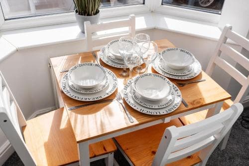 Free Parking & Spacious & Modern Contractor House Image 1