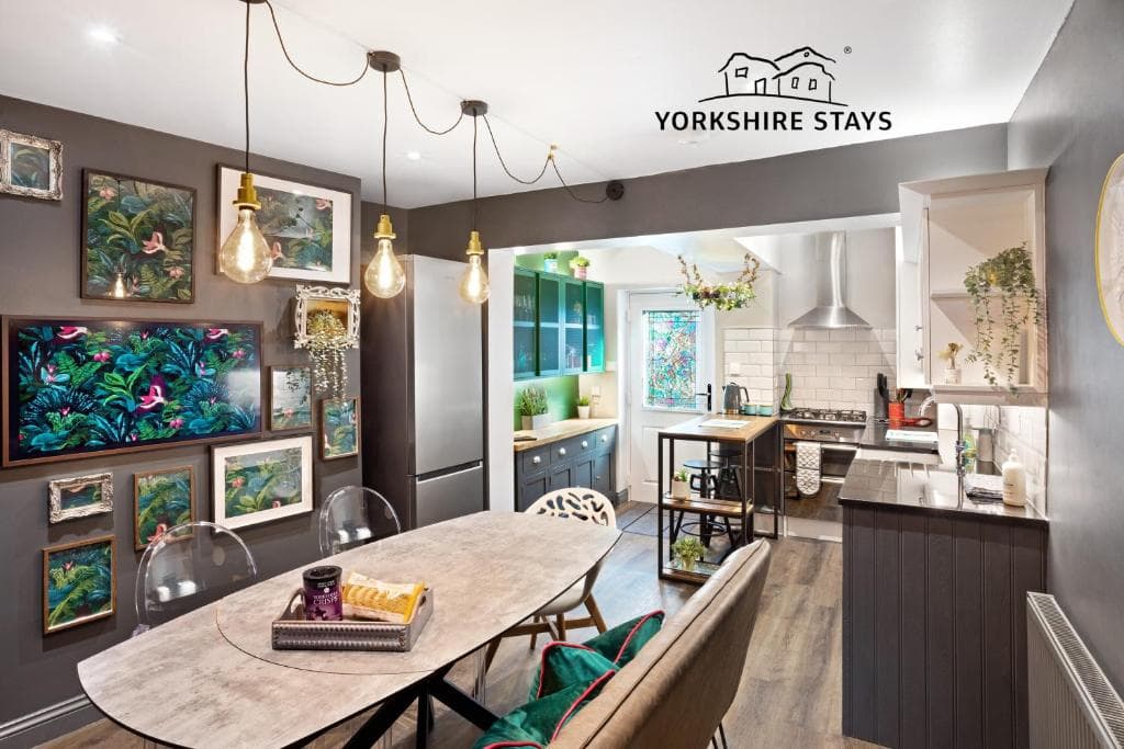 Stunning 4Bed Townhouse by HIC & Trendy Kings Quarter! Image 1