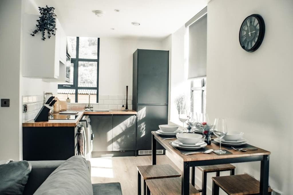 Modern 2 bed in a beautiful location of Holmfirth! Image 1